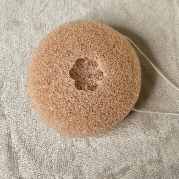 Wyld French Pink Clay Konjac Sponge (Dry, Sensitive Skin) - Picture 12 of 12